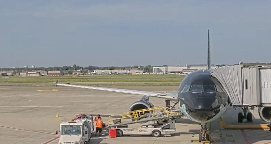 jetway-is-served-passenger-airplane-airport 6